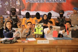Kapolres Madiun AKBP Muhammad Ridwan bersama jajaran menggelar konferensi pers kasus perampokan mobil muatan rokok di Mapolres Madiun (Memanggil.co/Antara)