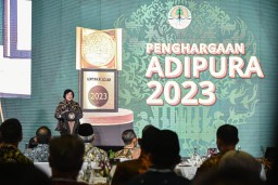 Wakil Menteri LHK Alue Dohong memberikan apresiasi kepada kota/kabupaten peraih Adipura 2023 di Auditorium Dr. Soedjarwo, Gedung Manggala Wanabakti KLHK, Jakarta, Selasa (5/3). (ist)

