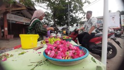 Pedagang bunga tabur asal Desa Kanjar, Kecamatan Lasem yang berjualan di sekitar Pasar Rembang (Memanggil.co/Ist)