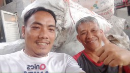 Abang Gordah (kanan) seorang Bos Rongsok di Garut (Memanggil.co/Alimudin Garbiz)