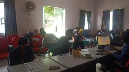 Antrean masyarakat yang sedang mengurus surat kuning atau kartu AK1 di Dinas Perindustrian dan Tenaga Kerja (Dinperinaker) Rembang, Rabu (17/4/2024)(Memanggil.co/Ist)