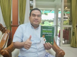 Bupati Arief Rohman memperlihatkan buku 'Mas Arief dari Santri Jadi Bupati: Menjemput Perubahan Blora' (Memanggil.co/Ist)