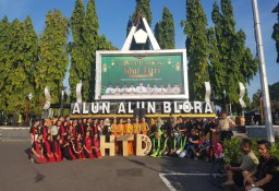 Para penari ketika foto bersama di Alun-alun Blora. (Memanggil.co/Niam) 