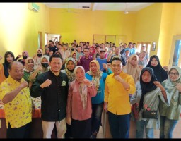 Ketua DPD Partai Golkar Blora Siswanto di Tengah para pendukungnya di Pemilihan Legislatif 2024. (Foto: Helmi/memanggil.co)