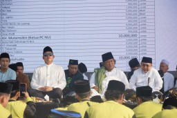 Keterangan: Gus Muwafiq bersama Bupati Kendal, Dico M Ganinduto, saat acara peringatan Harlah NU, di Halaman RS NU Kendal, Kamis 09/05/2024 petang. (Roni/Memanggil)
