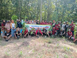 Pesanggem atau petani hutan Desa Kutukan, Kecamatan Randublatung, Kabupaten Blora menggelar aksi menanam seribu pohon (Memanggil.co/Ist)