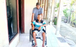 Ayah mertua Mundakir yang menjalani operasi patah tulang selama seminggu di rumah sakit tanpa mengeluarkan biaya sedikit pun (Memanggil.co/Ist)