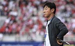 Pelatih Timnas Indonesia U-23 Shin Tae-yong mengamati jalannya pertandingan saat melawan Timnas U-23 Uzbekistan pada babak semifinal Piala Asia U-23 2024 di Stadion Abdullah bin Khalifa, Doha, Qatar, Senin (29/4/2024) (Memanggil.co/Antara)