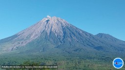 Gunung Semeru terletak di Kabupaten Lumajang dan Kabupaten Malang mengalami erupsi pada Selasa, 7 Mei 2024. (Foto: dok. Pvmbg) 