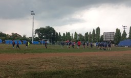 Anak-anak SSB Putra Mustika saat belajar sepak bola di lapangan Kridosono Blora. (Memanggil.co/Ist) 