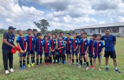 Coach SSB Putra Mustika saat foto bersama dengan para anak asuhnya usai juara 1 Fun Game di lapangan Berbak, Kecamatan Ngawen, Kabupaten Blora, Jawa Tengah. (Memanggil.co for Jazilul Fahmi)