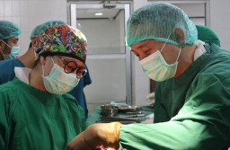 Operasi tumor tulang oleh dr Andriandi di RS Adam Malik. (Memanggil.co/Ade)