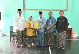Wakil Ketua I Pengurus Korpri Rembang, Agus Salim menyalurkan dana sosial kepada para pensiunan PNS. 