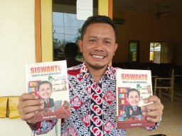 Wakil Ketua DPRD Blora, Siswanto baru dengan bukunya berjudul 'Siswanto, Meniti Jalan Demokrasi' (Memanggil.co/Ist)