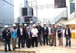 Foto bersama di Generator yang sedang beroperasi pada rumah pembangkit turbine PLTA (Memanggil.co/Ist)