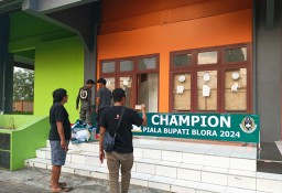 Ketua Askab PSSI Blora, Agung Waskito sedang mempersiapkan pernak-pernik persiapan turnamen (Memanggil.co/Dian Tega Pratama)