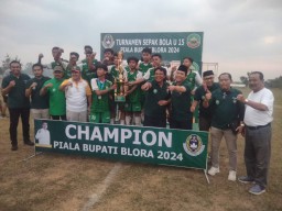 Putra Mustika Blora juara Bupati cup U-15 bersama pengurus KONI dan Askab PSSI Blora (Memanggil.co/Dian Tega Pratama)