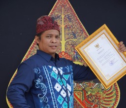 Keterangan: Kasatkorcab Banser Kendal, Alex Nur Abyadl, usai mendapat penghargaan Bupati Kendal Award 2024 di Hari Jadi Kendal ke 419. (Ist/Memanggil)