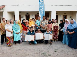 Penjabat (Pj) Gubernur Jawa Tengah Nana Sudjana saat meninjau lokasi bantuan di Kampung Blangkon (Memanggil.co/Ist)