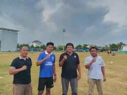 Ketua Askab PSSI Blora, Agung Waskito (kaos hitam berkacamata) saat foto bersama dengan pengurus SSB Putra Mustika di lapangan Kridosono Blora. (Memanggil.co/Ist)