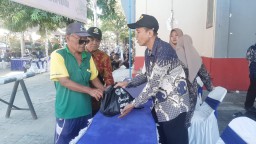 Pemkab Rembang membagikan sembako gratis kepada warga kurang mampu. Aksi social ini sebagai rangkaian peringatan Hari Koperasi ke 77 tahun 2024.