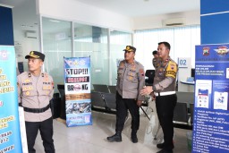 Kapolres Kudus, AKBP Ronni Bonic didampingi AKBP Dydit Dwi Susanto berkeliling kantor untuk mengecek dan setiap ruangan Mako Polres Kudus. 
