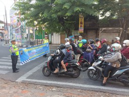 Satlantas Polres Kudus menggelar himbauan dan sosialisasi Kamseltibcarlantas jelang pelaksanaan Operasi Patuh Candi 2024.
