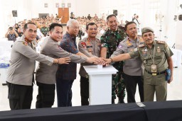 Kapolda Jateng Irjen Pol Ahmad Luthfi meresmikan Poskamling di Balai Desa Gondosari, Kecamatan Gebog Kudus didampingi pejabat Kudus. 