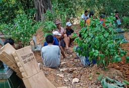 Tempat terakhir almarhum Sumijan akan dikebumikan di pemakaman. (Memanggil.co/Dian Tega Pratama) 
