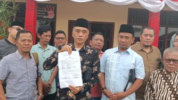 Jajaran pengurus PKB Kabupaten Blora menunjukkan surat tanda terima laporan, Rabu (7/8) (Memanggil.co)