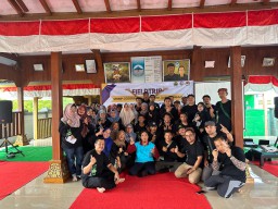 Pengabdian Kepada Masyarakat (PKM) untuk meningkatkan keterampilan guru geografi SMA di Jawa Tengah di Kampung Samin Sambongrejo (Memanggil.co/Ist)