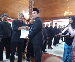 Bupati saat menyerahkan surat keputusan tambahan masa jabatan kepada BPD Blora (Memanggil.co/Ist)