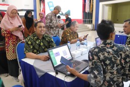 Tim Disdukcapil Kabupaten Blora saat melayani warga PEM Akamigas untuk aktivasi IKD secara langsung (Memanggil.co/PEM Akamigas)