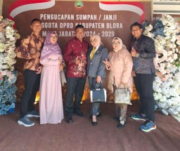 Galuh Saraswati dan keluarga dalam acara pelantikan anggota DPRD Blora masa jabatan 2024-2029 (Memanggil.co/Dian Tega Pratama)