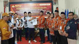 Pasangan Arief Rohman-Sri Setyorini saat mendaftar ke KPU Blora sebagai pasangan calon bupati dan wakil bupati Blora 2024 (Memanggil.co/Dian Tega Pratama)