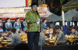 Bupati Blora Arief Rohman memberikan sambutan pada acara malam resepsi HUT RI KE 79 pemerintah kabupaten Blora (Memanggil.co/Ist)