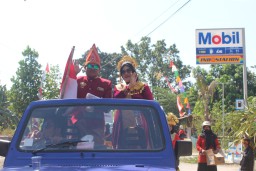 Ketua komite sekolah Jaidun saat mengikuti karnaval HUT RI Ke-79 yang diselenggarakan oleh SMPN 3 Tunjungan bersama Desa Kalisangku (Memanggil.co/Dian)