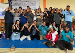 Mahasiswa KKN IPB foto bersama dengan peternak dan petani Desa Sidorejo, Kecamatan Kedungtuban, Kabupaten Blora, Jawa Tengah (Memanggil.co/Ist)