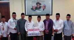 Penyerahan bantuan Rp 650 juta dari Kemenag RI dan Rp 50 juta dari Kemenag Jatim pada Ponpes Lirboyo Kediri, Selasa (6/8/2024) (Memanggil.co/Antara)