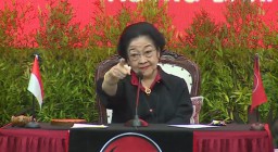 Megawati Soekarnoputri mengumumkan batal pensiun jadi Ketum (Memanggil.co/Youtube resmi PDIP)