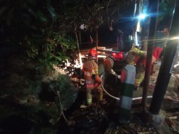 Kebakaran menimpa warung kopi di Jalan Veteran, Desa Sukorejo, Kecamatan Kota Bojonegoro pada Sabtu 17 Agustus 2024, malam. (Foto: dok Damkar Bojonegoro)
