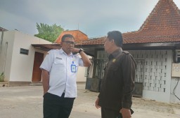Anggota DPRD Blora, Supriedi saat memberikan warning Kepala DPUPR Blora, Nidzamudin Al Hudda soal masalah proyek jalan di dapilnya. (Memanggil.co/Ist) 