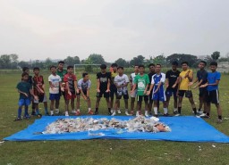 Para pemuda yang ingin bermain sepak bola dibikin susah payah bersihkan sampah berserakan di lapangan Desa Jati. (Memanggil.co/Instagram @info_cepu) 
