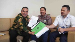 Gus Arief menyerahkan secara langsung dokumen perencanaan pembangunan Pasar Ngawen kepada pejabat Kementerian PUPR, Selasa (3/9/2024) (Memanggil.co/Ist)
