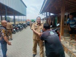 Bupati Blora Arief Rohman menyapa warga Desa Sarirejo dalam pelatihan pasca panen tembakau petani se-Kecamatan Bogorejo (Memanggil.co/Ist)
