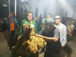 Bupati Blora, H Arief Rohman saat melihat proses pengrajin patung di Blora Ekraf Fest 2024. (Memanggil.co/Ist) 