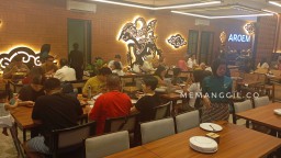 Suasana cozy  di restoran Aroem Bogor, menu mulai dari kepiting, ikan kerapu sambal rujak dan menu lainnya siap dihidangkan. ( memanggil.co/ Y. Irawan) 