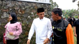 Ade Ruhandi, Calon Wakil Bupati Bogor, dari pasangan Calon Bupati Rudy Susmanto, berjalan sambil mendengarkan aspirasi masyarakat. 