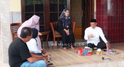 Calon Wakil Bupati Bogor 2024, Ade Ruhandi ( kemeja putih) saat menyerap aspirasi di perkampungan di kaki gunung Salak Cigombong, Minggu sore ( 13/10/2024). ( memanggil.co/ Y. Irawan) 