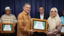 Ketua HA IPB University, Waineg S Jas ( Kiri) saat memberikan Sertifikat Penghargaan kepada Wakif program Deposito Wakaf di Gedung Alumni IPB University Kota Bogor. Senin siang ( 14/10/2024). Memanggil. Co/ Y. Irawan)